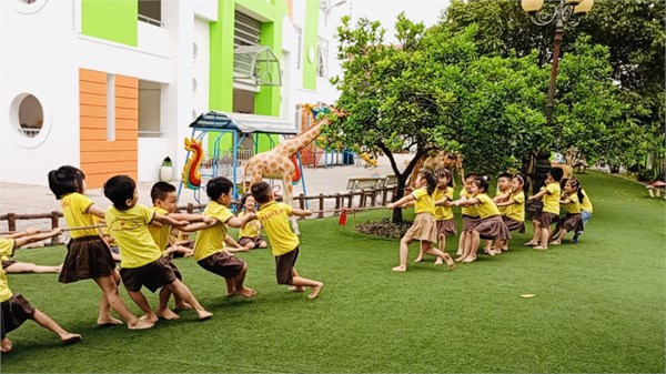 Cùng các bé lớp MGL A1, A2 chơi trò chơi dân gian Kéo co và Bịt mắt bắt dê nhé!